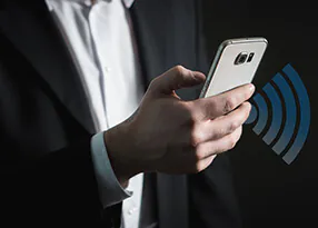 Mann hält Handy in der Hand